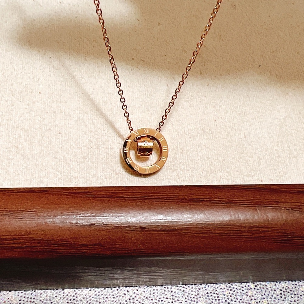 ✨ 18k gold plated rose gold Roman numeral necklace - Picture 10 of 11